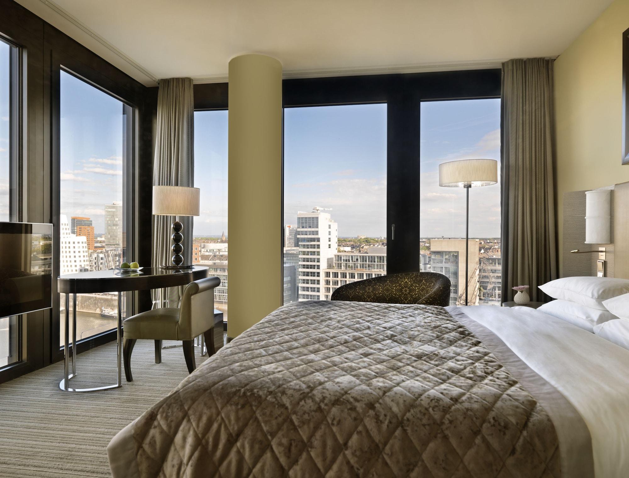 하얏트 리젠시 뒤셀도르프 외부 사진 A bedroom at the Mandarin Oriental, Munich