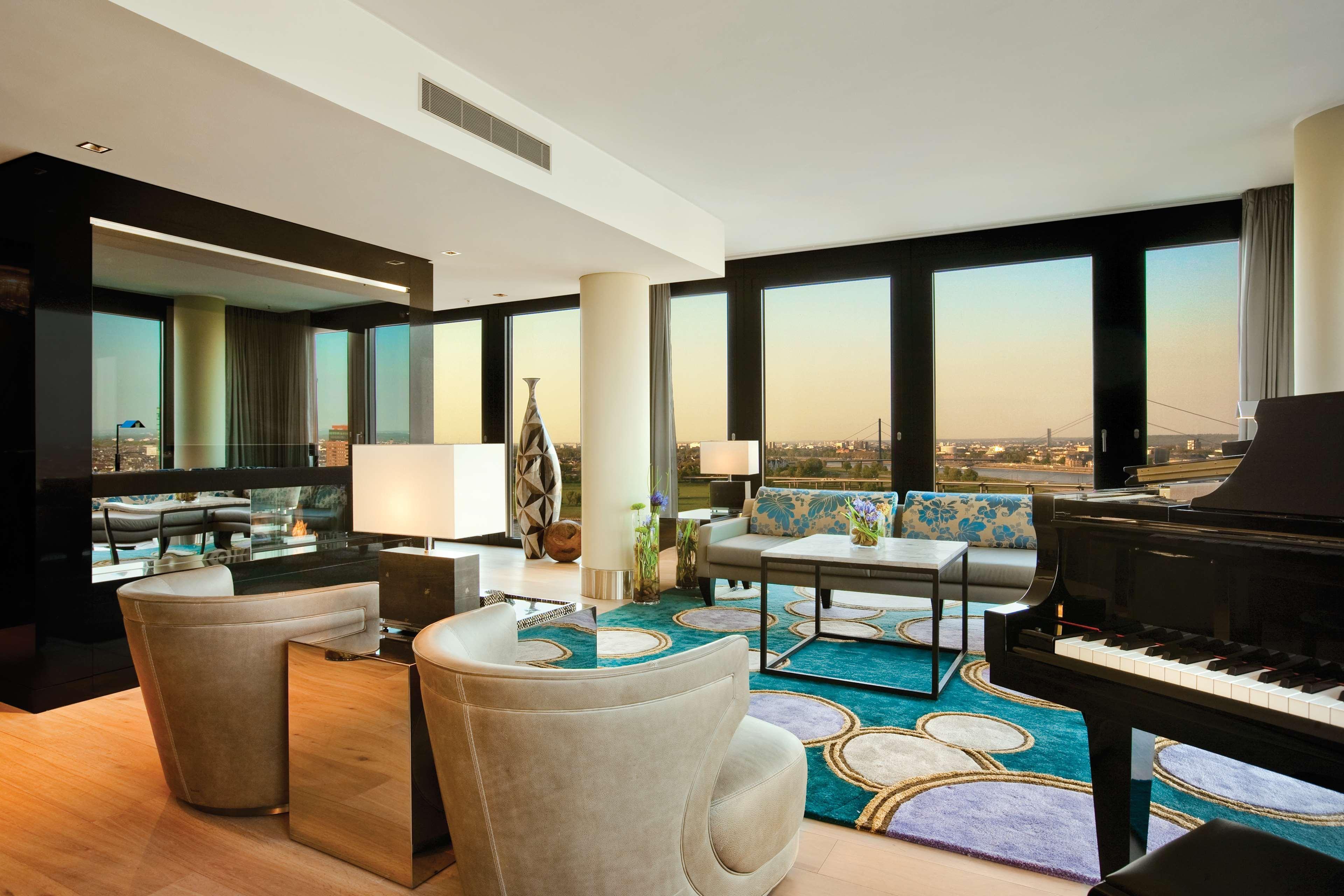 하얏트 리젠시 뒤셀도르프 외부 사진 A living room at the Ritz-Carlton, Dubai